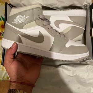 Air Jordan 1 MID College Grey